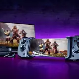 Gry na pada: smartfon z padem Razer Kishi i słuchawki, obok laptop z grą Destiny 2.