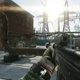 Gracz celuje z karabinu w pobliżu stacji energetycznej, przygotowując się na nowy tarkov wipe.