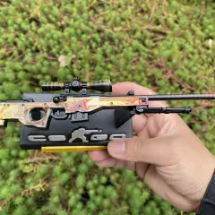 Model broni AWP Dragon Lore z CS:GO, z detalami smoka. Cena tej skórki jest wysoka, ale jej wygląd zachwyca.