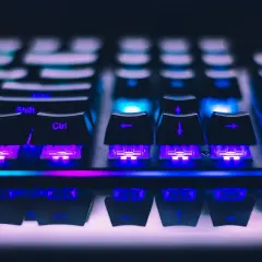 Klawiatura gamingowa z fioletowym i niebieskim podświetleniem. Idealna do gry w Fortnite, spełniając wszystkie wymagania sprzętowe.
