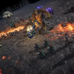 Bitwa w Spellforce: Conquest of Eo. Spolszczenie gry ukazuje starcie giganta z ludźmi i maszynami na tle płynnej lawy.