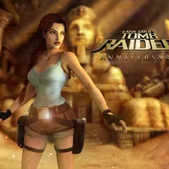 Lara Croft w skąpym stroju, gotowa na przygodę w "Tomb Raider Anniversary spolszczenie". W tle piramidy i Sfinks.