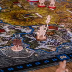 Figurki na mapie strategicznej gry planszowej, idealnej na wieczory we dwoje.