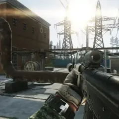 Gracz celuje z karabinu w pobliżu stacji energetycznej, przygotowując się na nowy tarkov wipe.