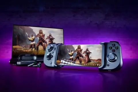 Gry na pada: smartfon z padem Razer Kishi i słuchawki, obok laptop z grą Destiny 2.