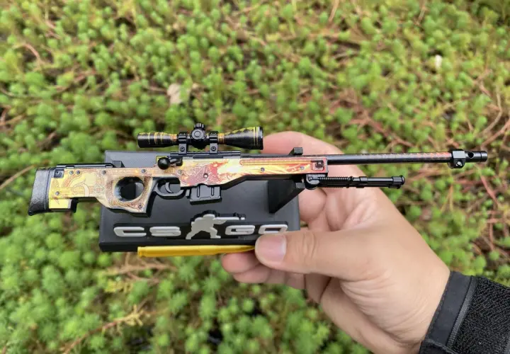 Model broni AWP Dragon Lore z CS:GO, z detalami smoka. Cena tej skórki jest wysoka, ale jej wygląd zachwyca.