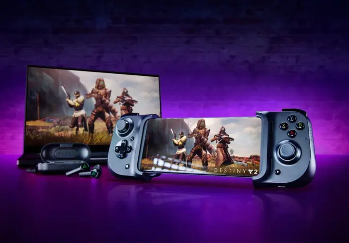 Gry na pada: smartfon z padem Razer Kishi i słuchawki, obok laptop z grą Destiny 2.