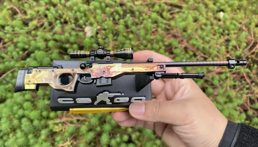 Model broni AWP Dragon Lore z CS:GO, z detalami smoka. Cena tej skórki jest wysoka, ale jej wygląd zachwyca.