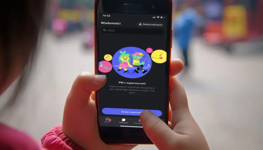 Dziecko używa telefonu z aplikacją Discord, gdzie można dodawać znajomych do wspólnych gier i rozmów. Czy Discord jest bezpieczny dla dzieci?