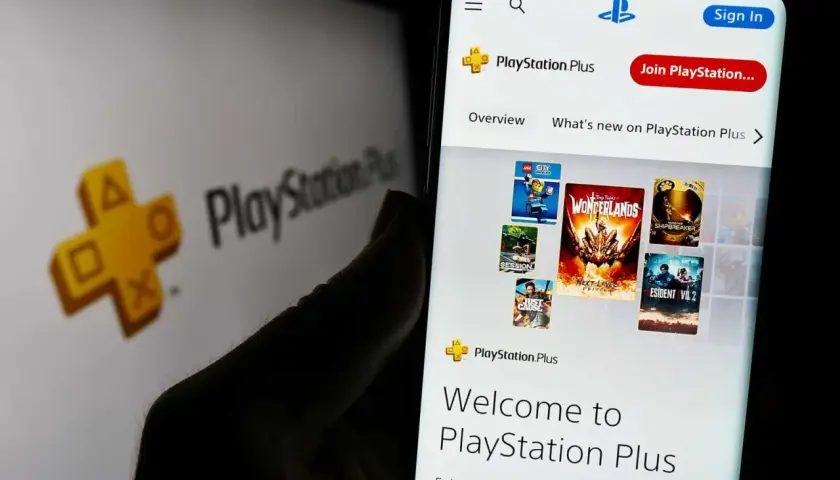 Telefon wyświetla stronę PlayStation Plus z grami. Sprawdź aktualną playstation plus cena i dołącz do zabawy!