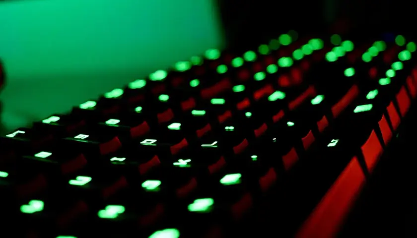 Podświetlana klawiatura gamingowa z zielonymi klawiszami. Idealna do grania w Roblox, spełniając jego wymagania sprzętowe.