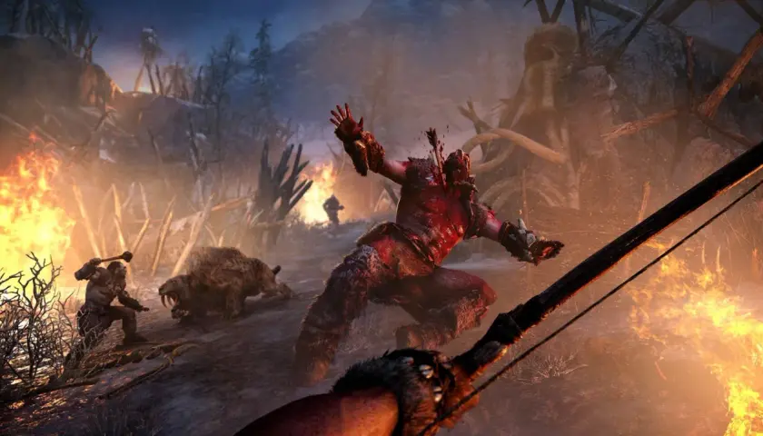 Krwawa walka w świecie Far Cry Primal. Wojownik z maczugą kontra szablozębny tygrys, a w tle płonące wioski i łuk.