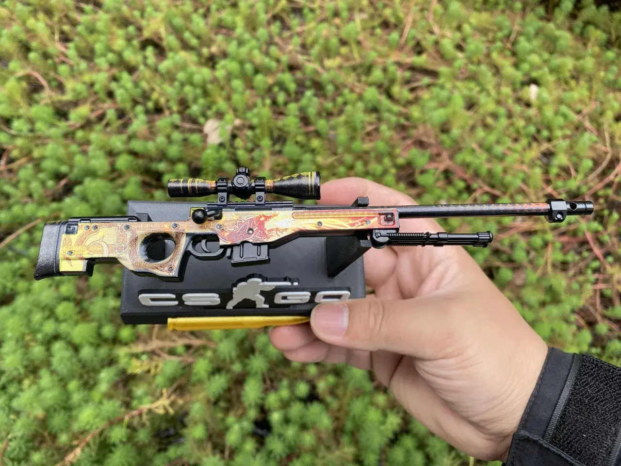 Model broni AWP Dragon Lore z CS:GO, z detalami smoka. Cena tej skórki jest wysoka, ale jej wygląd zachwyca.