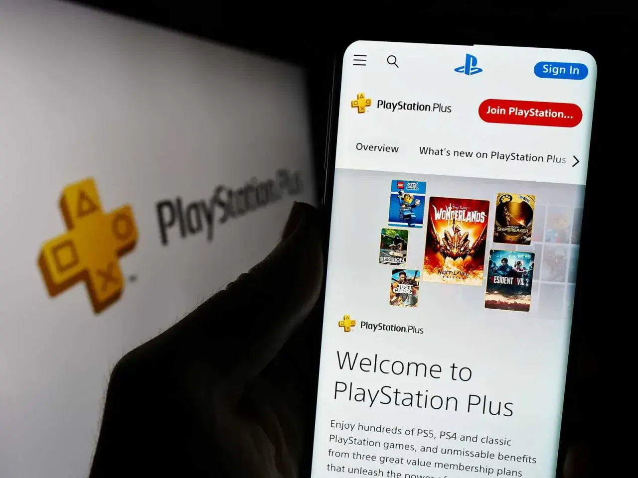 Telefon wyświetla stronę PlayStation Plus z grami. Sprawdź aktualną playstation plus cena i dołącz do zabawy!