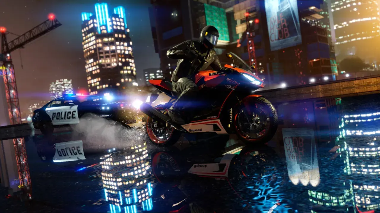 Motocyklista ucieka przed policją w nocnym Los Santos, wspaniale odzwierciedlonym dzięki **gta v enhanced**.