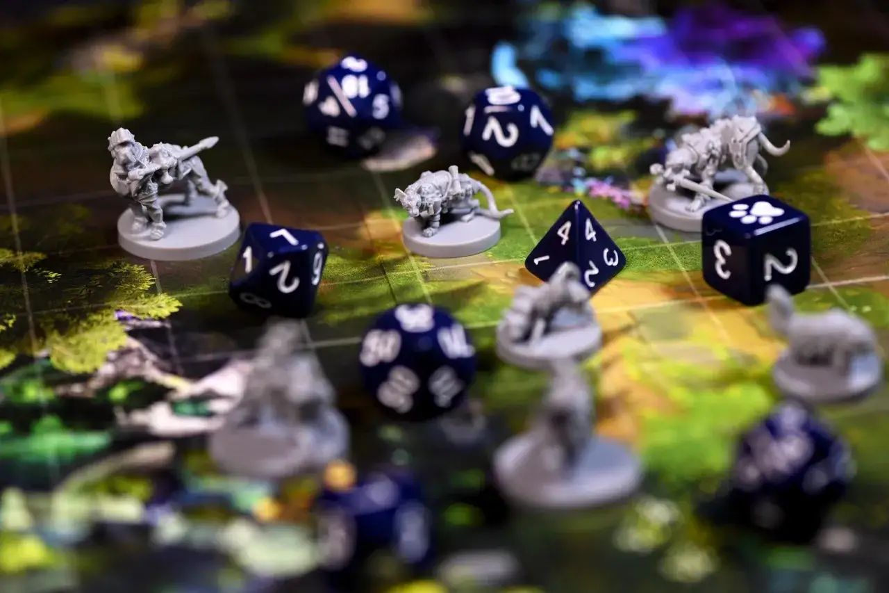 Figurki zwierząt i kości do gry rpg na planszy.