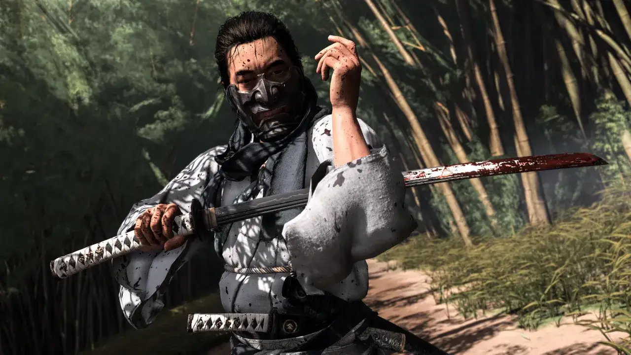 Samuraj w masce z zakrwawionym mieczem w bambusowym lesie. Zastanawiasz się, ghost of tsushima ile godzin zajmie Ci ta epicka przygoda?