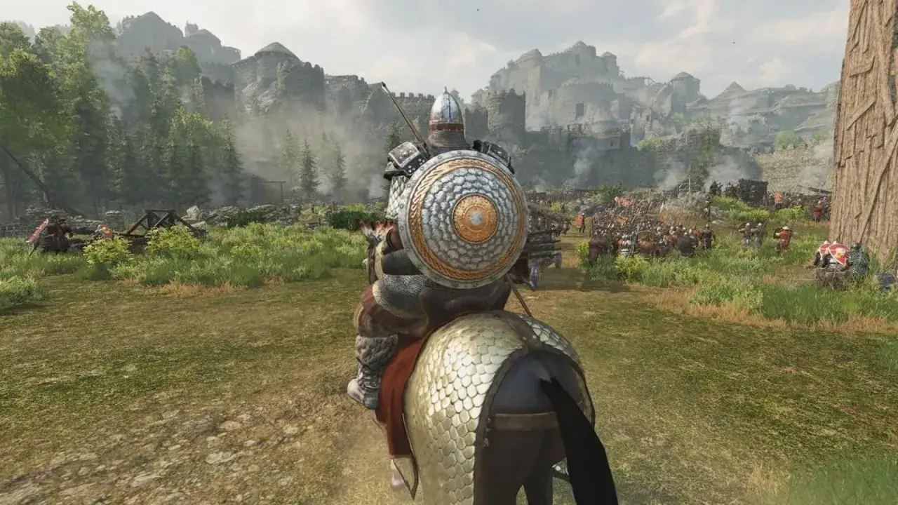 Rycerz na koniu z tarczą przed zamkiem, przygotowuje się do bitwy. Może to być scena z gry Mount & Blade II: Bannerlord, gdzie bannerlord cheats mogą pomóc w zwycięstwie.